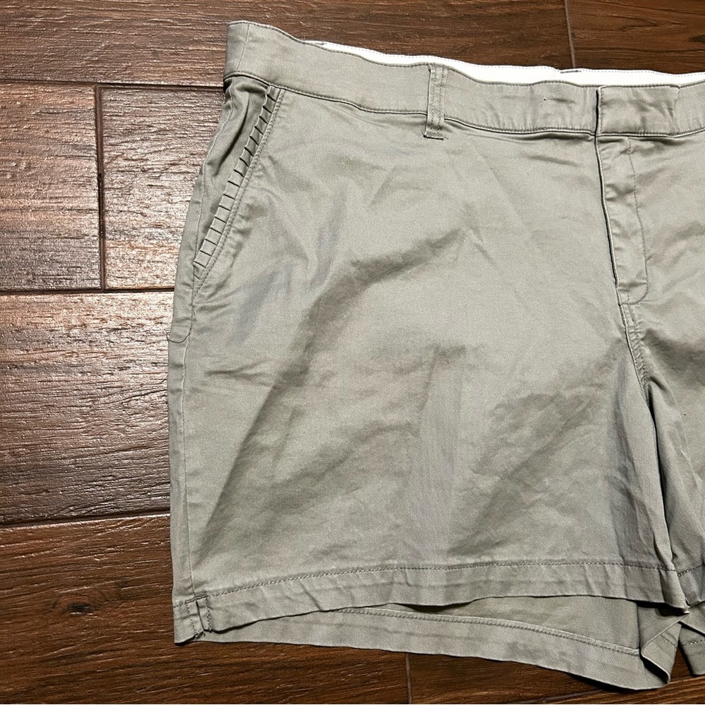 Lane Bryant Women’s Shorts Stretch Waist Comfort Band 24 Sage Green NWOT - Picture 4 of 11